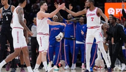 开云体育-轰28+16+5！文班爆锤火箭，杜兰特作茧自缚，乌度卡也暴露缺陷了|马刺|凯文·杜兰特|文班亚马|申京|外线_新浪体育_新浪新闻