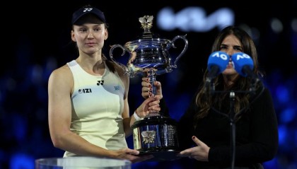 开云体育-莱巴金娜2-1力克萨巴伦卡 生涯首夺澳网女单冠军